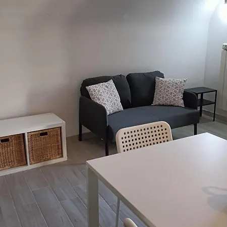 Casetta Tipica In Borgo, Indipendente, Ristrutturata * Л'Акуила